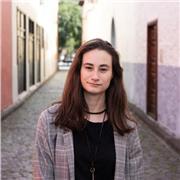 Graduada en fotografía y diseño gráfico, imparte clases particulares de manera online y presencial.